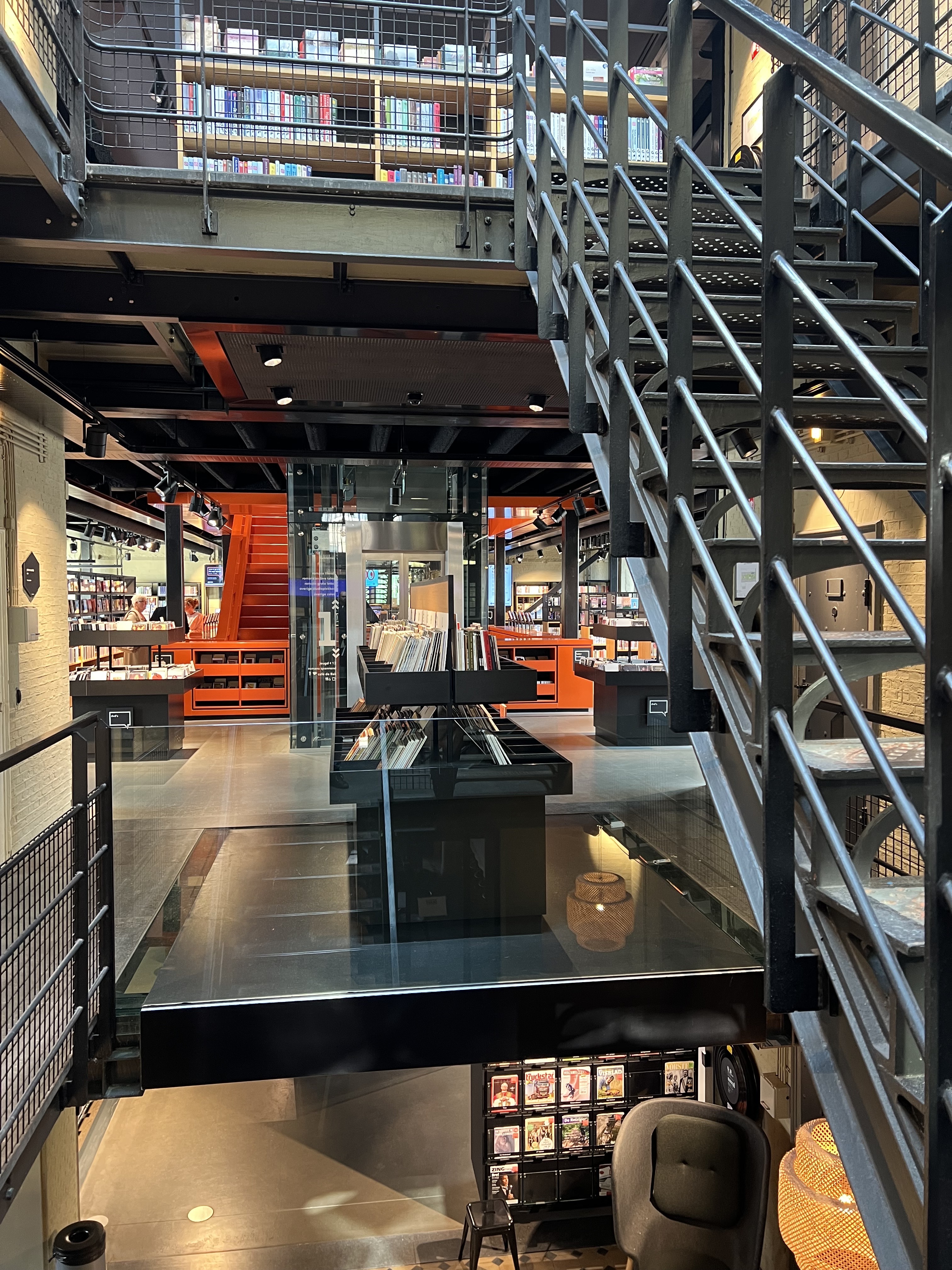 Interieur van dbieb, met de open trap en de mediacollectie