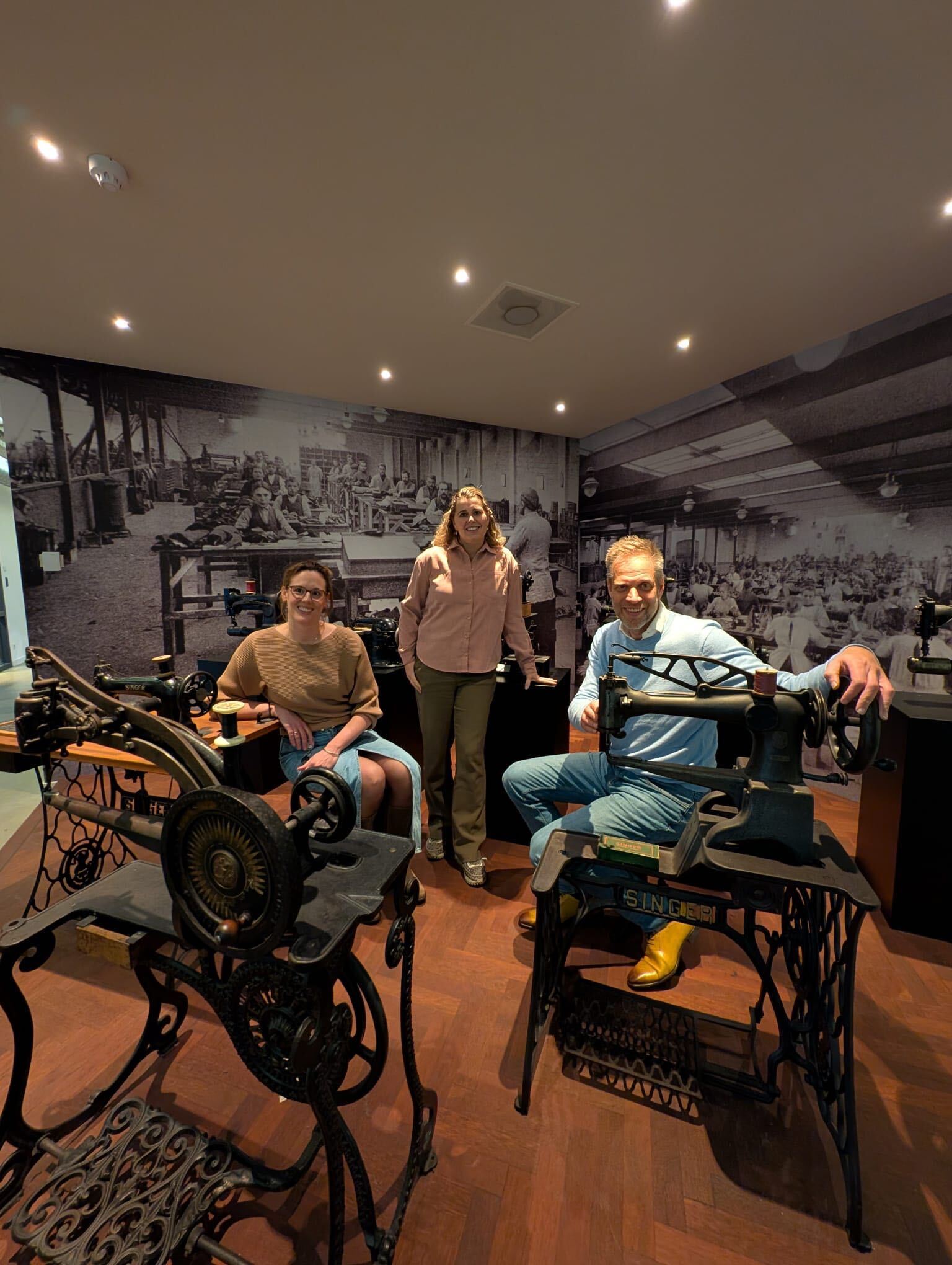Het team van Floris van Bommel bij de vintage naaimachines in de showroom